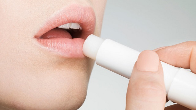 Đối với dị ứng son môi, hãy sử dụng kem dưỡng ẩm để làm dịu môi của bạn