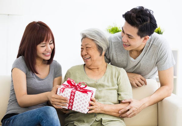 Top 10 món quà 8/3 ý nghĩa nhất dành tặng mẹ giúp bạn thể hiện lòng biết ơn

