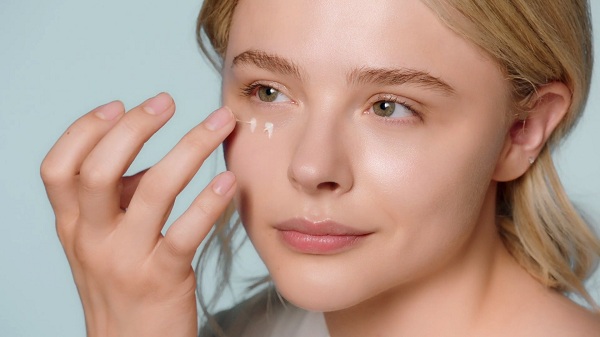 Hướng dẫn cách sử dụng kem dưỡng mắt đúng cách — Blog chăm sóc da