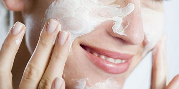 Sử dụng kem dưỡng ẩm để khóa ẩm và bảo vệ da