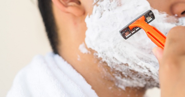 Cạo râu mà không vệ sinh sạch sẽ cũng dễ gây mụn