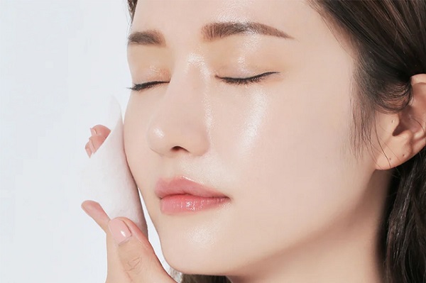 Hãy làm da sạch nhất có thể bằng các bước tẩy trang và rửa mặt