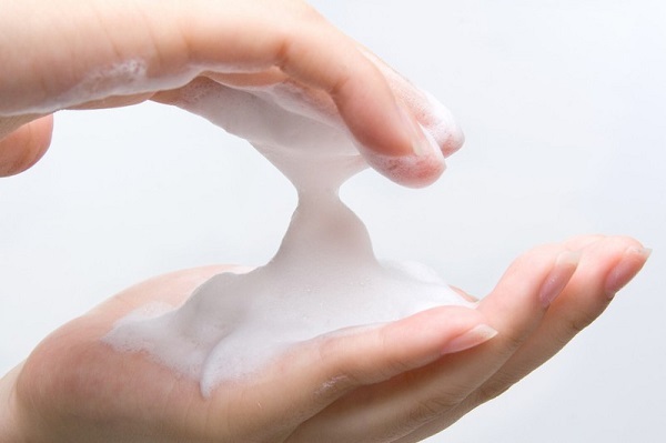 Sữa rửa mặt nhiều bọt có thể khiến da khô hơn