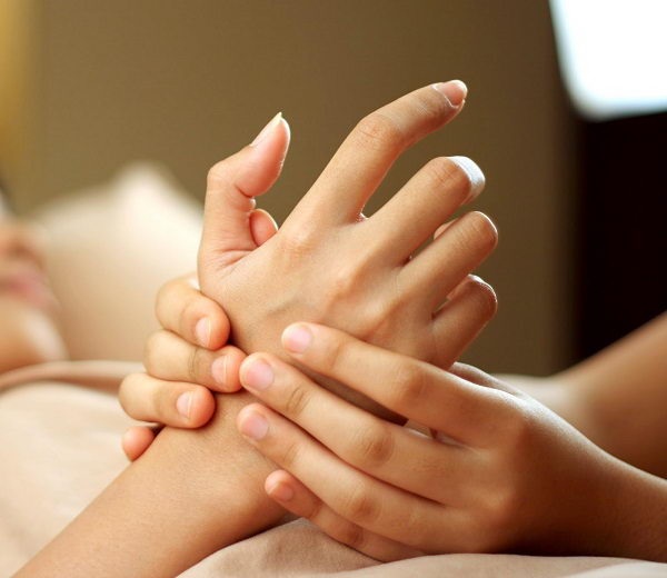 Xoa bóp tay rất có lợi cho sức khỏe và làn da