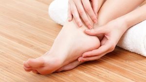 Sử dụng kem dưỡng ẩm thường xuyên để ngăn tình trạng nứt nẻ gót chân