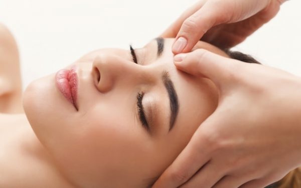 Massage nhẹ nhàng giúp giải tỏa stress cho làn da
