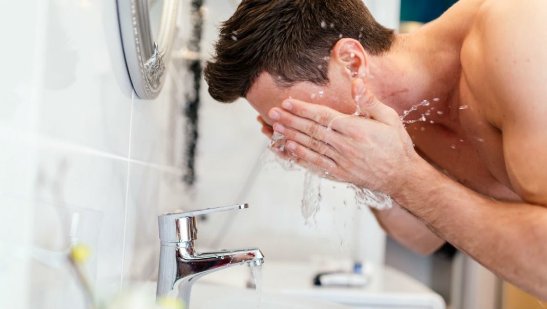 Rửa mặt giúp làm sạch sâu từ bên trong lấy đi bụi bẩn một cách hiệu quả