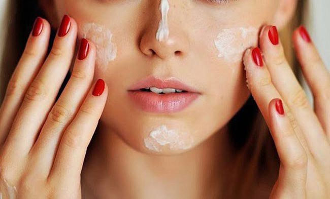 Sử dụng kem dưỡng ẩm thường xuyên để có làn da khỏe đẹp
