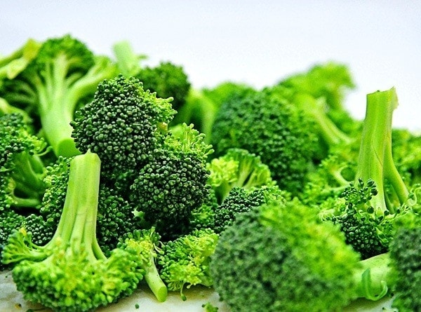 Bông cải xanh hầu như không chứa chất béo và đường