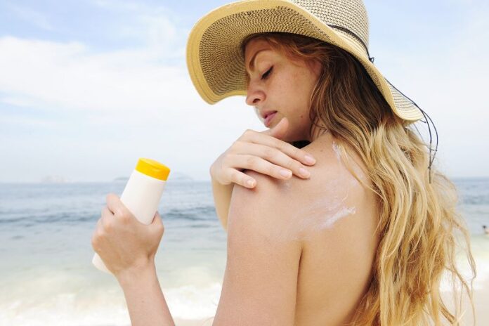 Bôi kem chống nắng đúng cách để bảo vệ da hiệu quả khi đi nắng