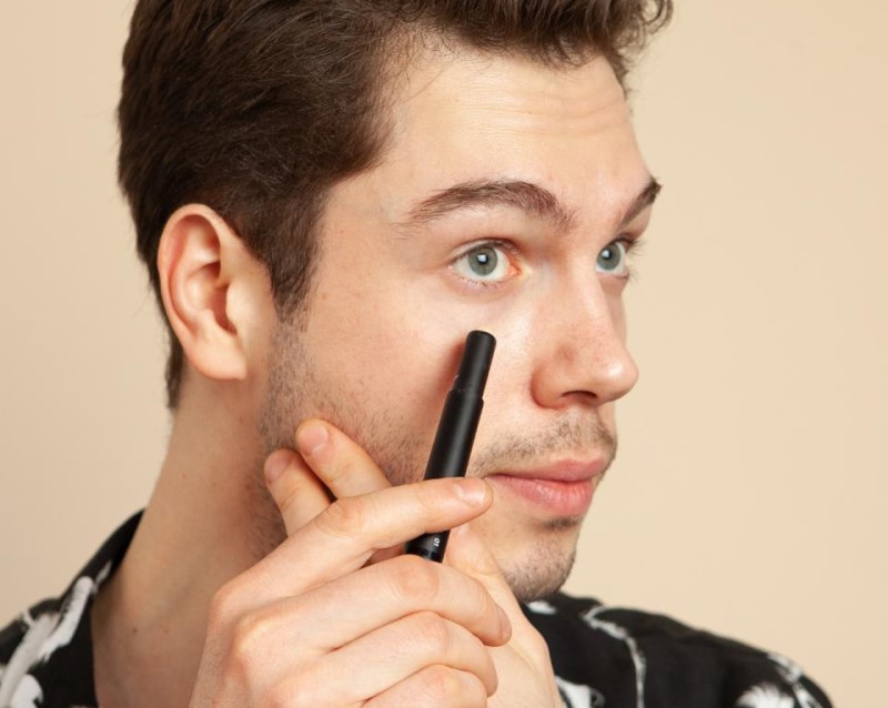 Light makeup là sản phẩm che khuyết điểm cho nam được yêu thích