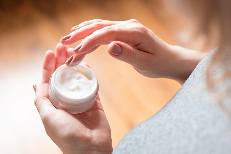 Sử dụng kem dưỡng ẩm trắng da giúp chị em rút ngắn các bước dưỡng da để có được làn da tươi sáng, rạng rỡ