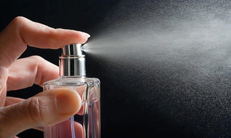 3 bước xử lý khi nước hoa vào mắt bạn cần biết