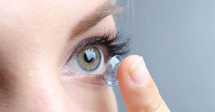 Đeo kính áp tròng giúp mắt to và đẹp hơn